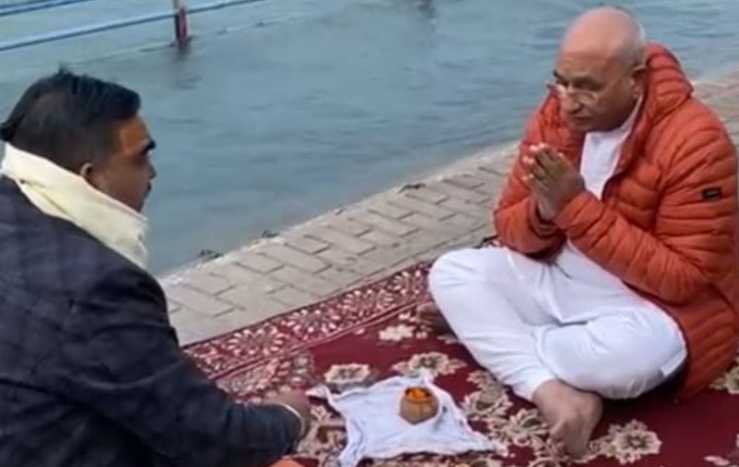 PM मोदी की मां हीराबेन की अस्थियां गंगा में विसर्जित - PM Modi's mother Heeraben's ashes immersed in Ganga