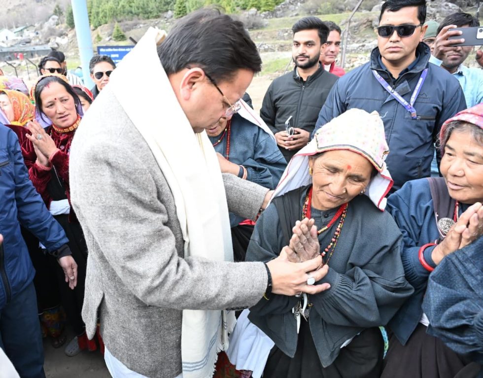 महिलाएं अपने उत्पादों के साथ