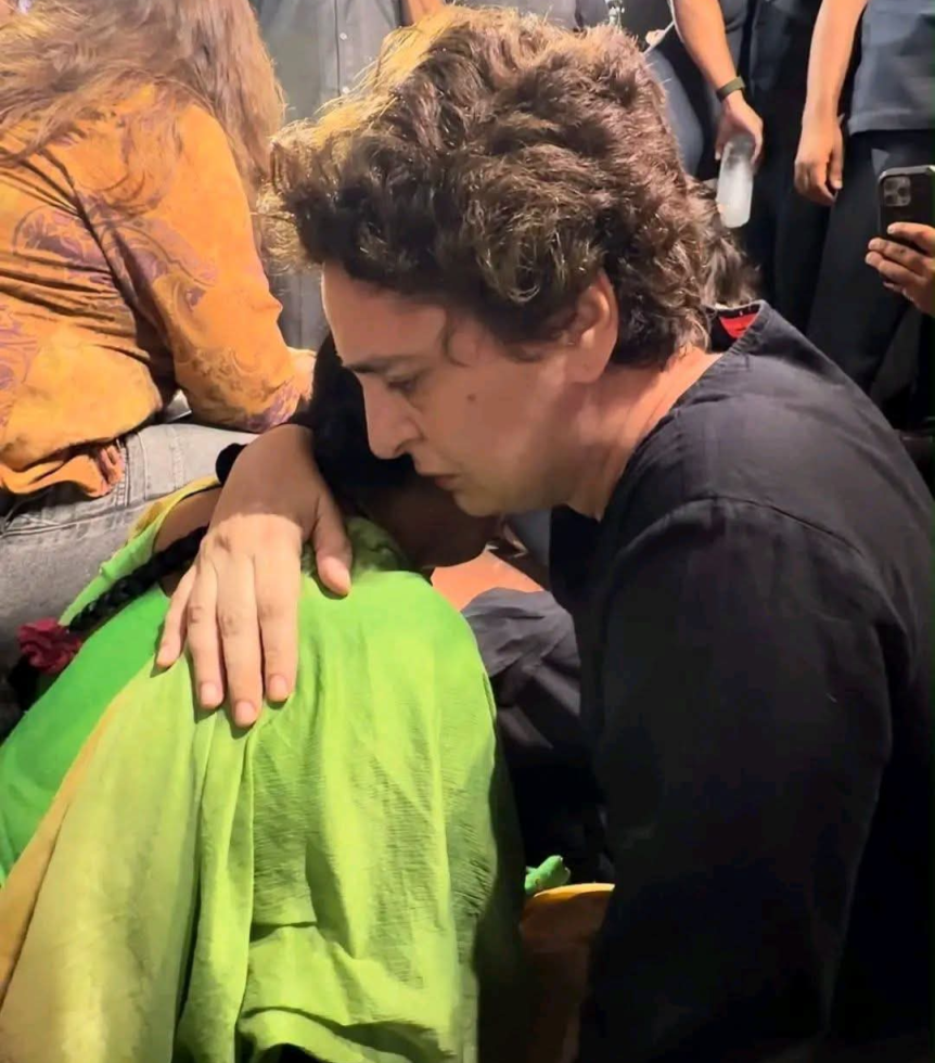 Rahul and Priyanka gandhi supporting Family