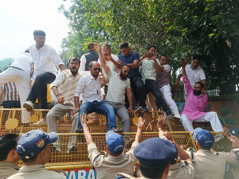 ग्राम प्रधानों का प्रदर्शन